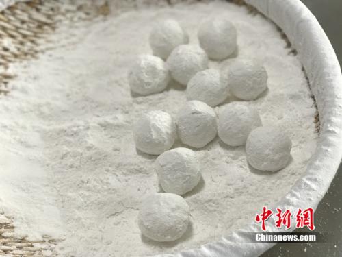 "When making Yuanxiao, you should first make the stuffing, dip it in water, and then throw it into a basket full of glutinous rice flour and shake it. <a
